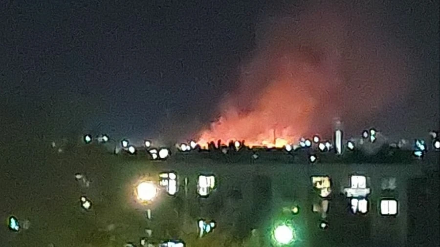 Gori livada u blizini aerodroma u Sarajevu, vatrogasci na terenu