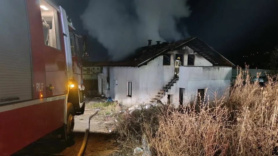 Sinoć gorjela kuća u Vogošći, vatrogasci brzo savladali požar