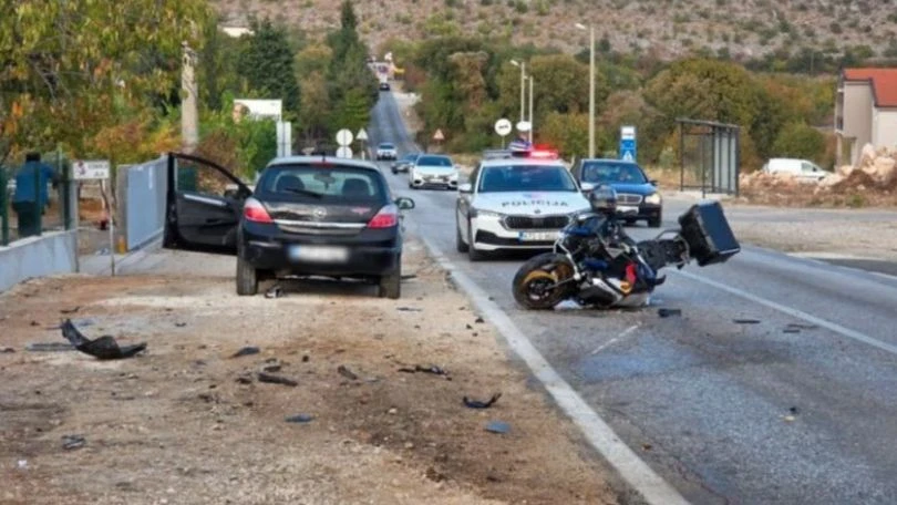 Poginuo vozač motocikla, dvije osobe povrijeđene u sudaru u mjestu Miljkovići
