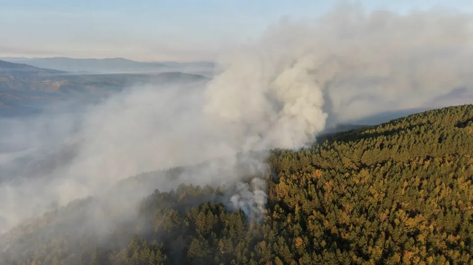Kod Kaknja gori šuma i rastinje, vatrogasci teško pristupaju terenu
